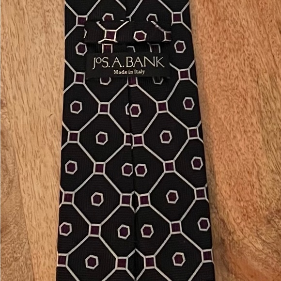 JOS A. BANK MEN’S BLACK, PURPLE & WHITE 100% SILK NECKTIE/PRE-OWNED/MONUMENTAL!! - Picture 2 of 2